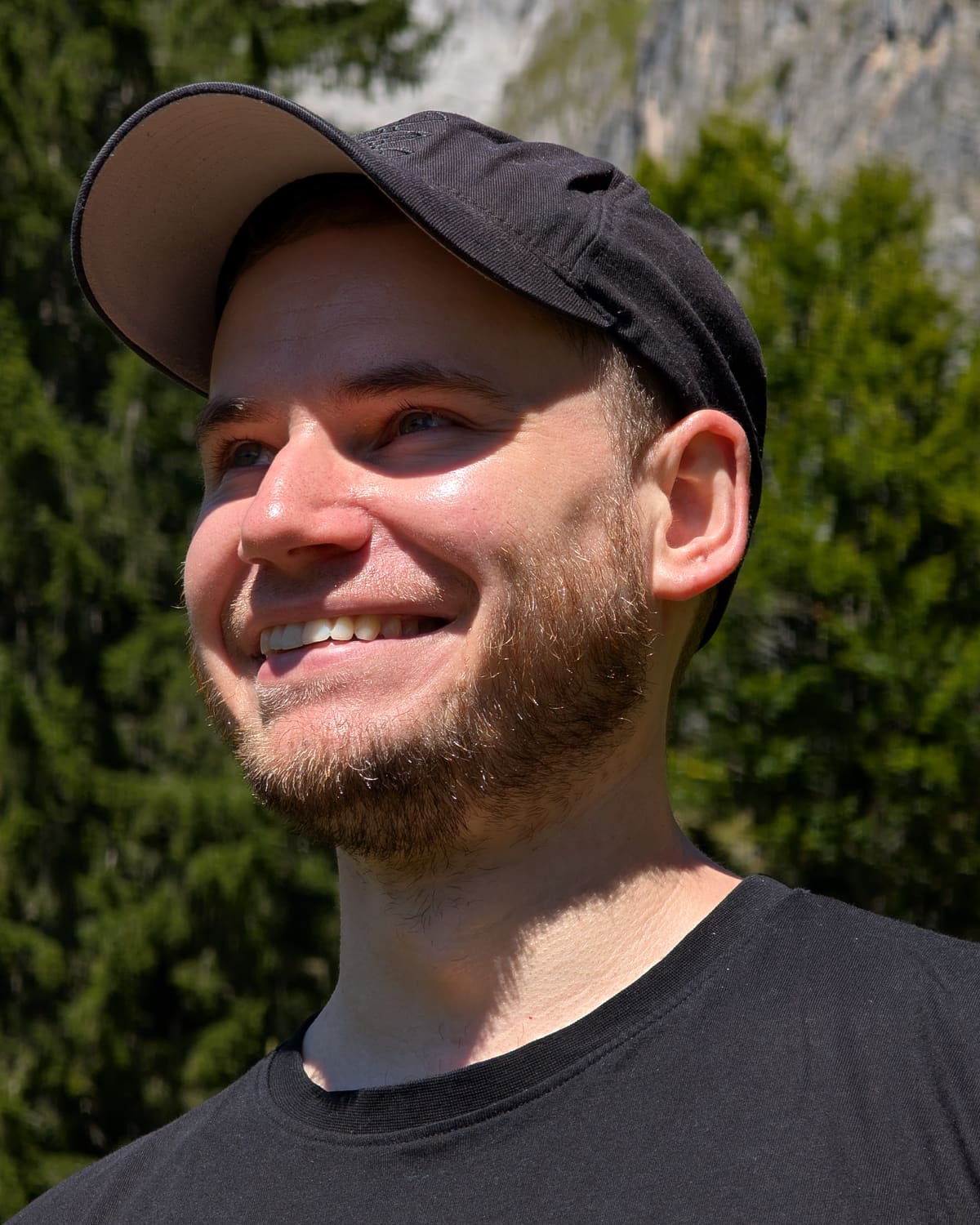 Bent Alexander Haase, Inhaber von Ender Solutions, im Freien vor Bergen